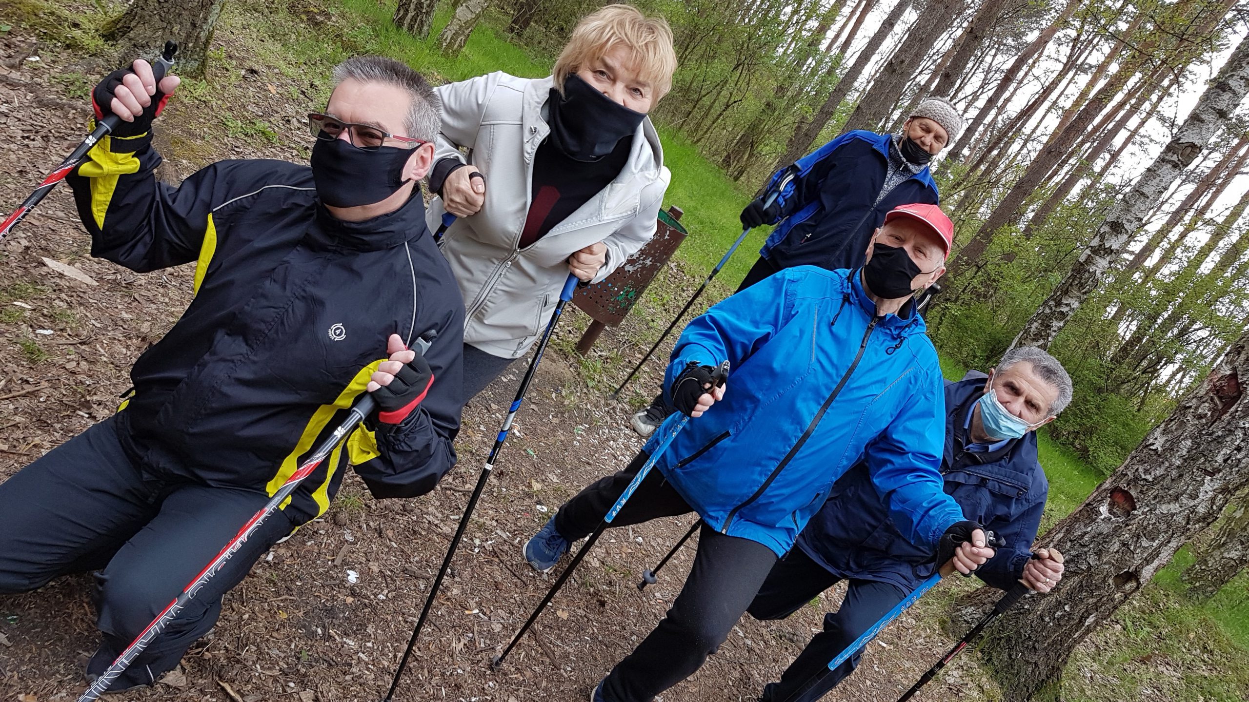 pięć osób podczas uprawniania sportu w lesie
